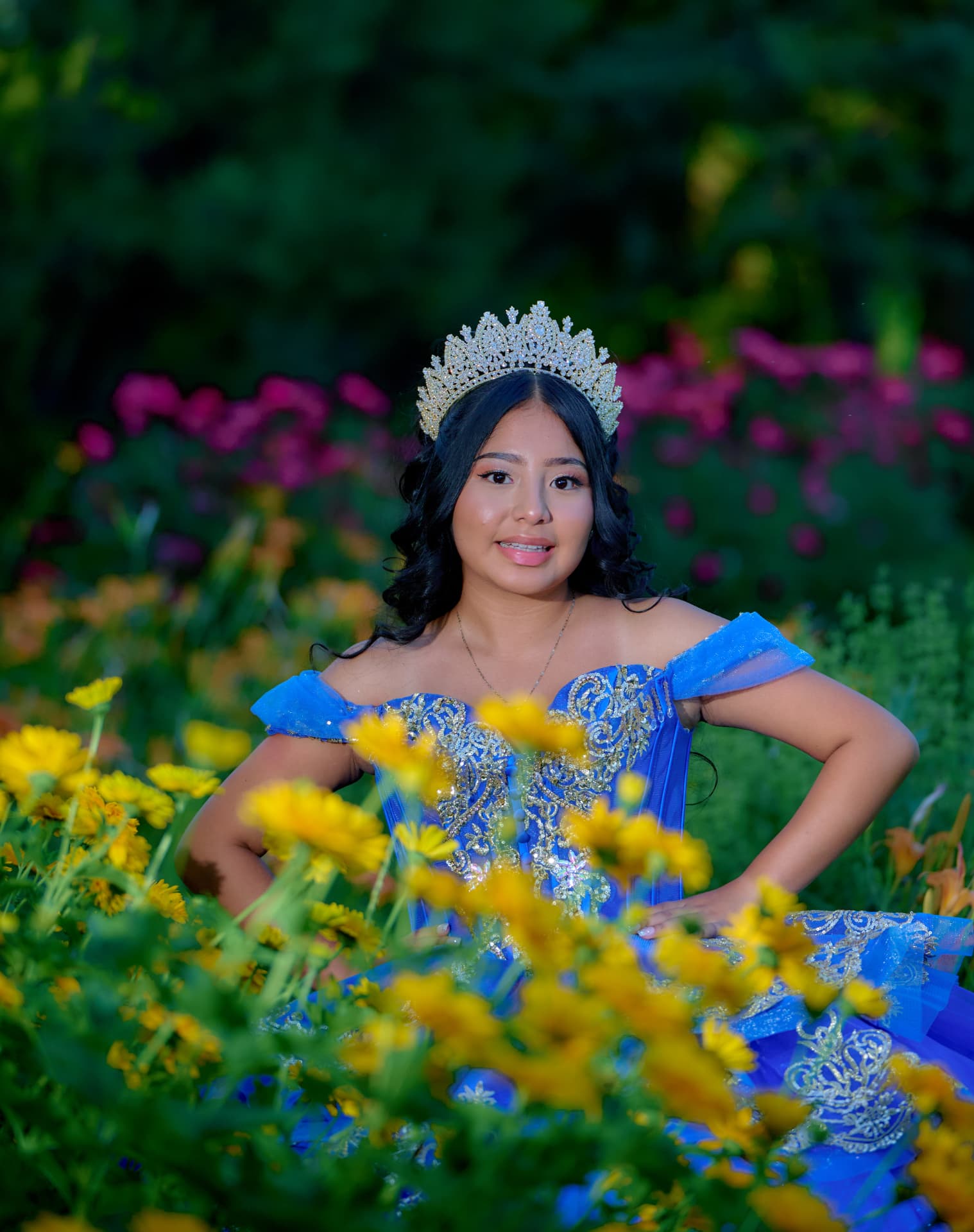 La sonrisa de Yadira entre flores