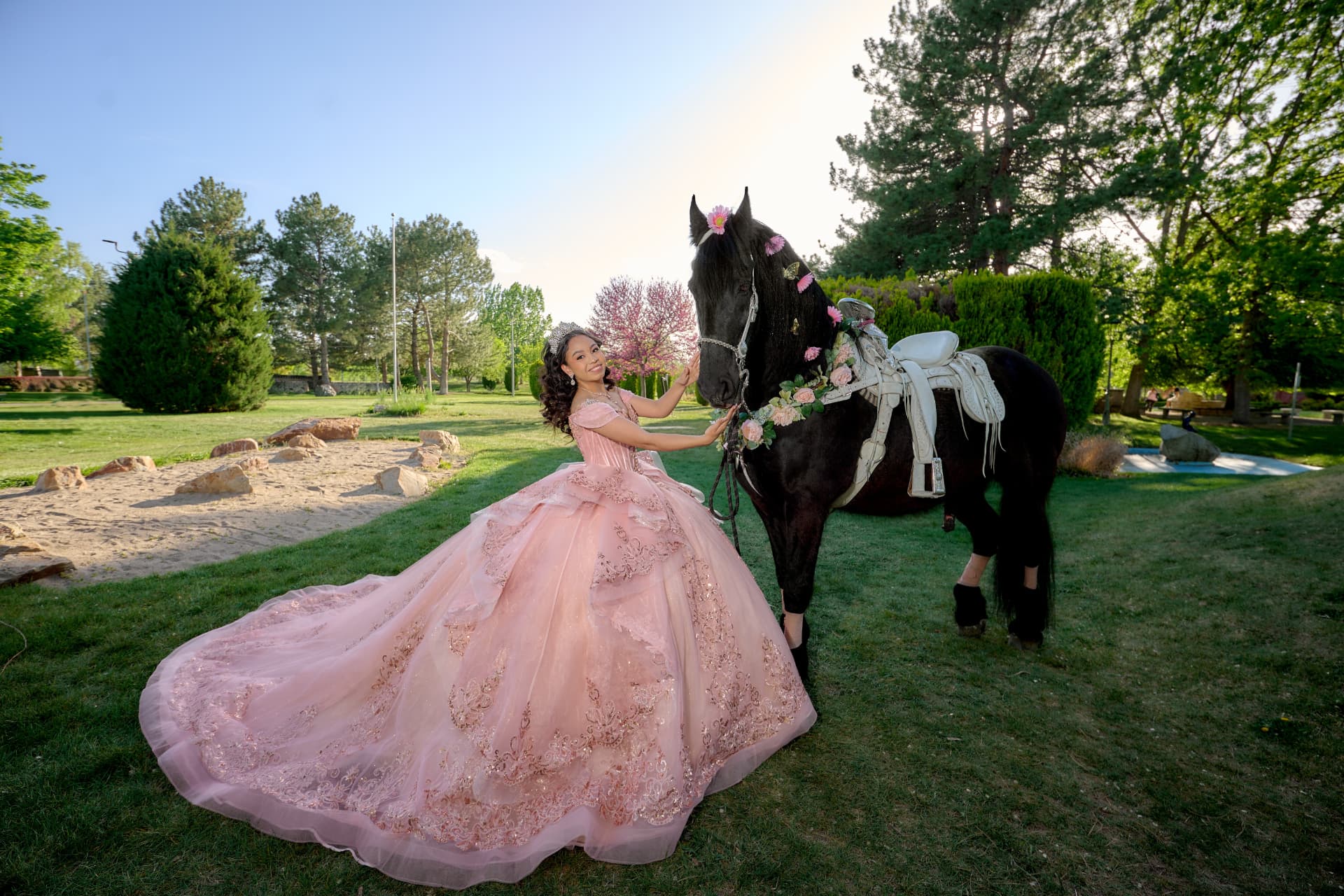 La talentosa Kaylee junto a su caballo, deleitado con su voz